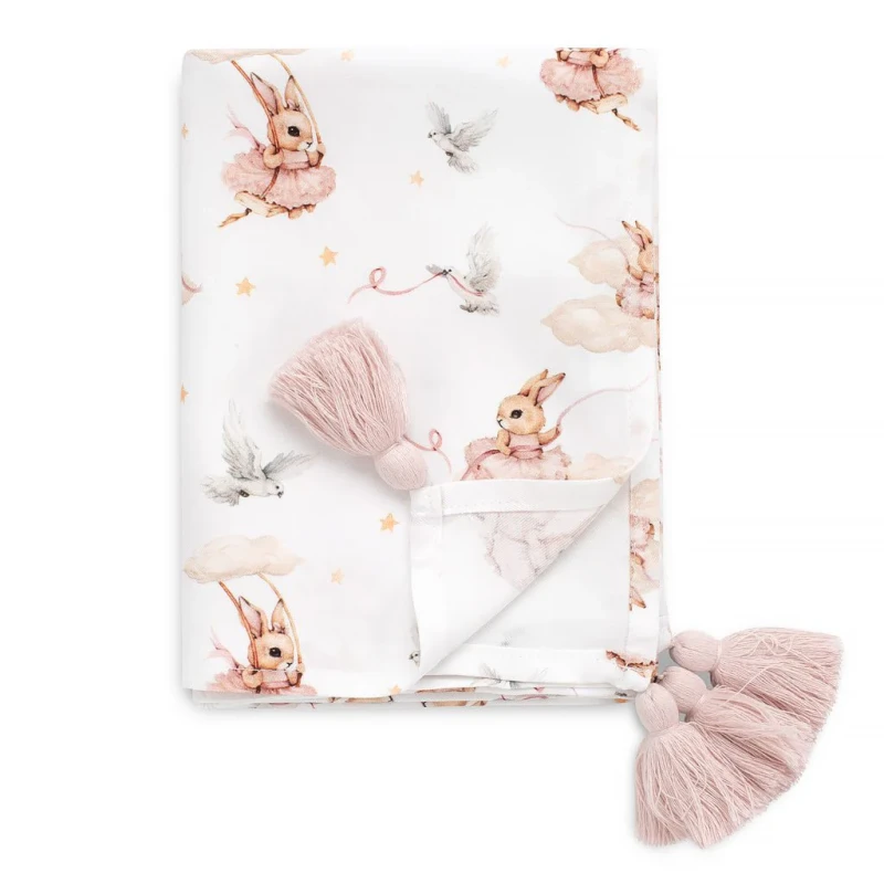 OTULACZ-BAMBUSOWY-Z-CHWOSTAMI-TUTU-RABBITS-BAMBOO-SWADDLE-BLANKET-WITH-TASSELS-YOSOY.webp